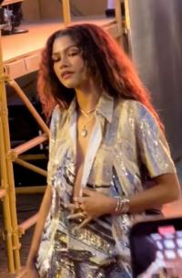 美女贴贴！赞达亚与碧昂丝现身秀场 亲密拥抱好养眼