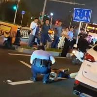 北京东城警方通报：喷辣椒水男子被行拘