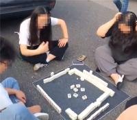 国庆假期高速“显眼包”出现了：有人堵车打麻将、打羽毛球 太欢乐