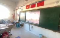 山东一小学教师再次发声要求买窗帘遮挡黑板反光，教育局：正调查