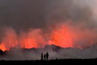 冰岛地震持续不断，火山随时有可能喷发，小镇路面产生巨大裂缝冒出热气