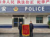 妻子跟丈夫吵架后反锁房门喝下农药轻生，民警赶到现场踹门救人